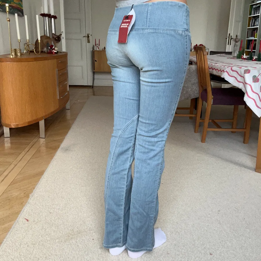 Coola jeans från Guess helt nya med prislapp kvar. 42 cm midja tvärs över, 84 cm innerbenslängd . Jeans & Byxor.