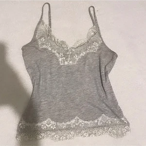 Spetslinne - Säljer mitt fina linne med spetsdetaljer. Perfekt för fest och sommar!! 🫶🏻