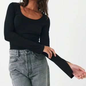 Svart tröja med slits vid armarna  - Svart tröja ifrån gina tricot med slits nere vid a ärmarna. Använd 2-3 gånger bara. Säljer då den inte används💓