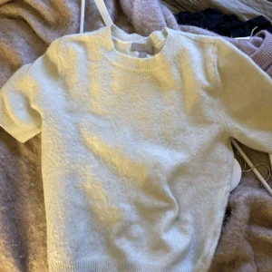 Stickad t-shirt - Super gullig stickad T-shirt💗 säljer då jag har en liknande💗 Köparen står för frakt!!