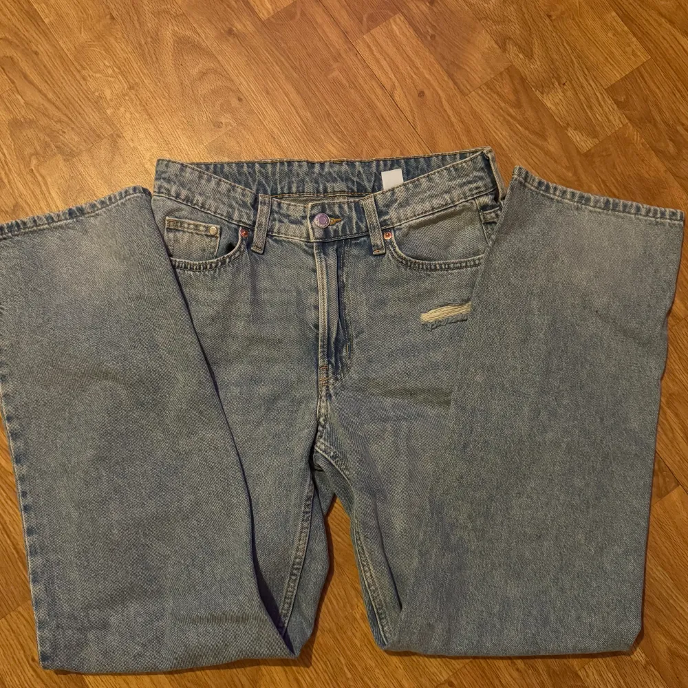 säljer dessa jeans från H&M eftersom dom tyvärr har blivit för små. pris kan alltid diskuteras!. Jeans & Byxor.