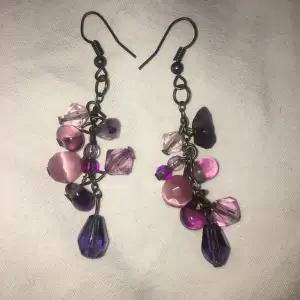 Jättefina örhängen med rosa och lila pärlor💗