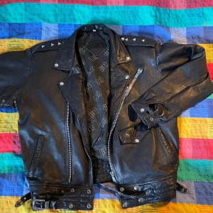 Läderjacka i äkta skinn - Skitsnygg vintage läderjacka, märke Piel Legitima. Nitar på axlarna, lite småsliten men inga stora skador! Sitter bra på mig, 179cm lång.