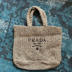 Strandväska med logga  - Som rubrik lyder. Prada liknande  logga  Använd enstaka gånger.  Nyskick!   Pris kan diskuteras!  Köpt utomlands. 
