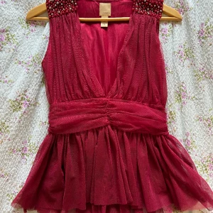 Fin blus med detaljer 🌟 - I bra skick bortsätt från att några av pärlorna ramlat av 