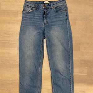H&M jeans - H&M jeans i storlek EUR 36 