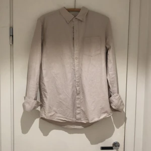 H&m skjorta - En riktigt fin sommar skjorta från h&m. Säljer så jag växt ur den. Mycket bra skick utan defekter o h endast använd 1 gång. Hör gärna av er vid funderingar🤝