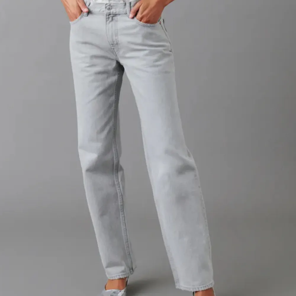 Säljer mina gråa jeans från Gina som tyvärr inte kommer till användning längre❣️ väldigt fint skick, nypris 500kr❣️. Jeans & Byxor.