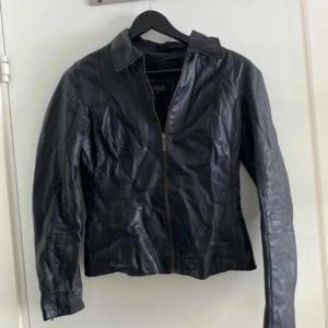 Roco Baroco skin jacka - En skin jacka som va populär när mamma var yngre. Mycket fint skick och inte använd på några år.🤍Gjord av kalvskinn 