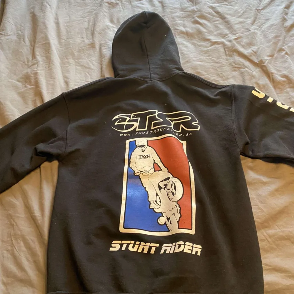 Säljer denna hoodie från Two Stroke. Storlek M. Använd enstaka gånger, därav jättebra skick.. Hoodies.