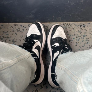 Nike Panda Dunks st 38,5 - Panda dunks i st 38,5. Inte så andvända då jag köpte ett par andra skor gansk tätt inpå och har andvänd dom istället. Frecha och fina köpa för 1245kr på zarlando en st som alltid är slutsåld  