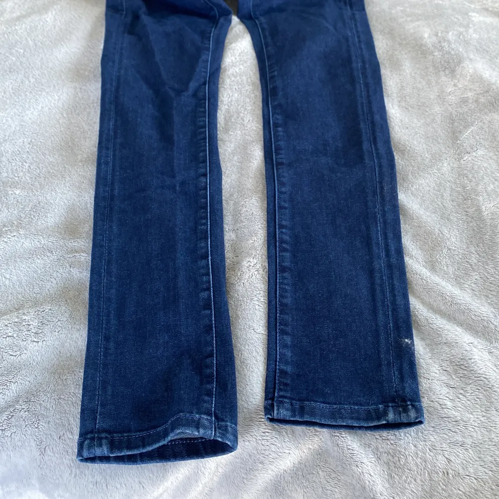 Tightare lowwaist jeans från Guess i W24. Aldrig använda. Jeans & Byxor.