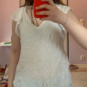 Vit blus - Vit, kortärmad blus. Smått genomskinlig. Prickig. 100%viskos