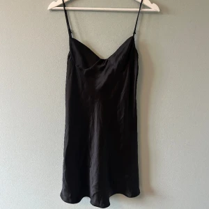 Klänning - Sååå fin klänning från zara. Aldrig använd då den tyvärr är för kort för mig. Den går precis nedanför rumpan på mig som är 170cm. 