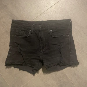 Svarta shorts  - Svarta shorrs från h&m med fina slitna detaljer, strl 36 men mer som 34/xs🫶🏻