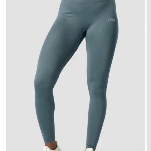 ICIW tights - Säljer dessa helt oanvända tightsen från ICIW. Mina har dock lite lägre midja!! Tyvärr är de för små för mig. Skickar gärna bilder om det önskas🫶🏽