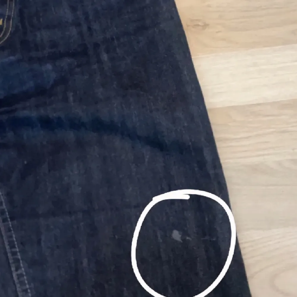 Jättefina midwaist jeans som tyvärr har blivit för små för mig (som vanligtvis har M). De har en liten fläck på benet (bild 3). Skriv om ni har några frågor eller vill ha fler bilder❤️. Jeans & Byxor.