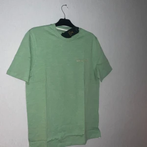 T-shirt Lyle & Scott - Helt ny T-shirt från Lyle & Scott, då jag har inte kunnat lämna tillbaka pågrund av tiden har passerat Ny pris:  639