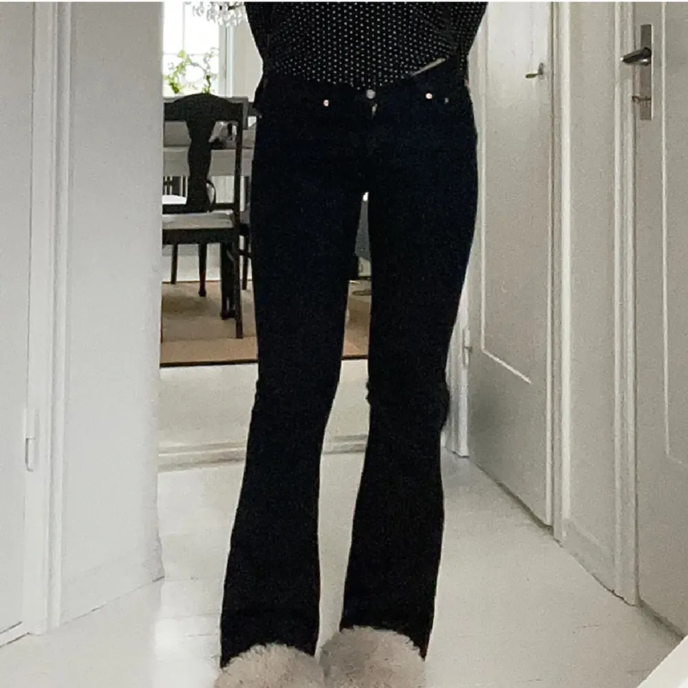 Säljer dessa lågmidjade jeansen från gina tricot. Modellen heter ”low waist bootcut jeans”.  Använda typ två gånger max så i nyskick. Såljer då dom var för långa för mig.💘  Strl. 32  Nypris: 500kr. Jeans & Byxor.