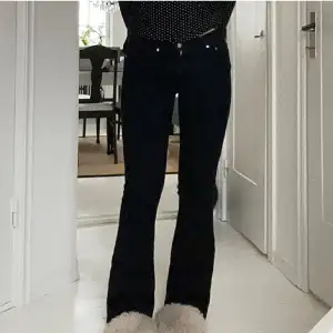 Säljer dessa lågmidjade jeansen från gina tricot. Modellen heter ”low waist bootcut jeans”.  Använda typ två gånger max så i nyskick. Såljer då dom var för långa för mig.💘  Strl. 32  Nypris: 500kr