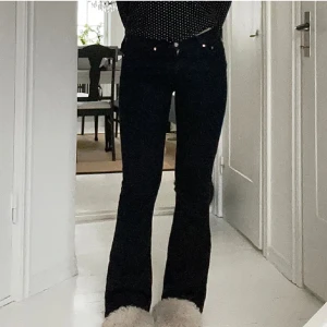 Lågmidjade jeans  - Säljer dessa lågmidjade jeansen från gina tricot. Modellen heter ”low waist bootcut jeans”.  Använda typ två gånger max så i nyskick. Såljer då dom var för långa för mig.💘  Strl. 32  Nypris: 500kr