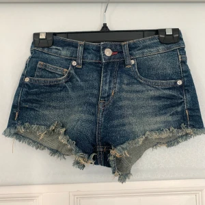 Vintage low waist jeansshorts - Jeansshorts i gott skick! Säljer då de inte passar mig längre💗💗