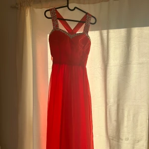 Balklänning  - Orange neon balklänning- aldrig använd  Fin med krossad rygg och stretch storlek S /M 