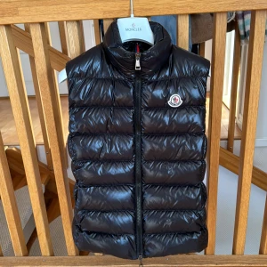 Moncler väst - Säljer min moncler väst som är perfekt till sommar och vår. Skick 10/10. Pris i butik 8215 kr