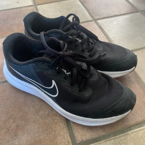 Jogging Nike skor!  - Jumpa skor som är i bra skick. Storlek 37,5. Bra att skrina med och har vitsula. Lätta och bekväma! 