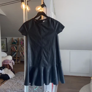 Läder klänning - Super snygg läder klänning har precis köpt den men var fel storlek,och vi tappade bort kvittot så passar inte på mig. Vet dock inte om det är äkta läder! Snabb köp annonsen kommer inte finnas kvar så länge!❤️❤️‍🔥Kom privat om ni vill ha fler bilder😊💗