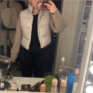 Beige väst - Denna väst kommer från lager 157, har inte fått användningen för den, storlek S. Säljer den för 125kr!