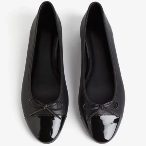 Ballerinaskor  - Heeeelt oanvända ,jag beställde dessa och dom är för stora , dom är även helt slut sålda 🩷skriv vid intresse för fler bilder,prislappen är kvar på dom!