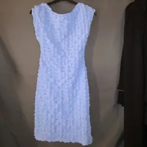 Säljer denna jättefina kortare blåa klänning perfekt till sommaren har jättefin öppen rygg och är i nyskick tror den är från Gina elr zara. 