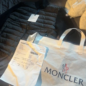 Moncler cardigan - Säljer min sjukt feta moncler cardigan i storlek M/2. Tillkommer: cardigan, dustbag och KVITTO Skick 10/10, nästan alldrig använd🔥 Hör av er vid frågor🙌🙌