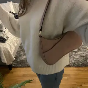 Super söt rosa handväska från Don Donna. Knappt använd. Super fint skick. Ger en tråkig outfit lite färg!😍 