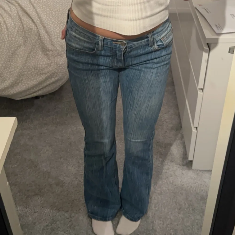 Lågmidjade jeans från brandy Melville⭐️ Storleken står inte men passar mig som har 36 i vanliga fall💓innerbenslängd: 80cm, jag är 168 och de är perfekt! Inga defekter💓. Jeans & Byxor.