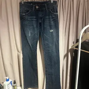 Ett par blåa low waist raka jeans från Dr.Denim som jag köpte på Plick men tyvärr passade de inte pågrund av för små vid låren. Jag brukar oftast ha 36/38. Bra skick! Innerbenslängd: 81 cm. Midjemått: 39 cm. Hör gärna av er vid frågor. 