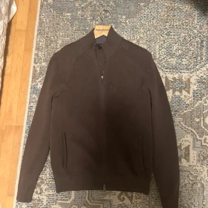 Massimo Dutti tröja - En riktigt snygg Massimo Dutti tröja som är i väldigt fint skick. Nypris ca 1000kr Vid fler frågor är de bara att höra av sif