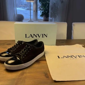 Lanvin vinröda - Säljer ett par feta lanvins i färgen vinröd, skicka 6/10, Uk 10, hör av dig om du har några frågor 😀pris går att diskutera 👍