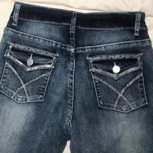 Jätte snygga bootcut jeans! Köpte här på Plick och aldrig använd varken av mig eller förra ägaren💓 de har superfina detaljer på baksidan, skulle säga att dom sitt midwaist💗midja: ca 68cm, innerben: ca 75cm.
