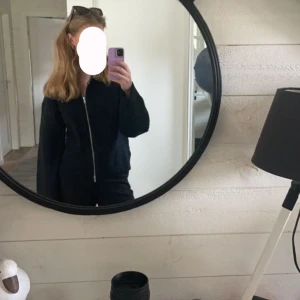 Stickad zip tröja - Svart stickad zip tröja från bikbok använd få gånger