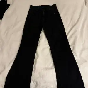 Ett par svarta bootcut jeans som är stretchiga och sköna. Använt ett par fåtal gånger. 