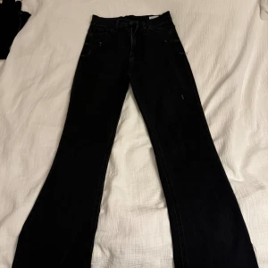 Jeans - Ett par svarta bootcut jeans som är stretchiga och sköna. Använt ett par fåtal gånger. 