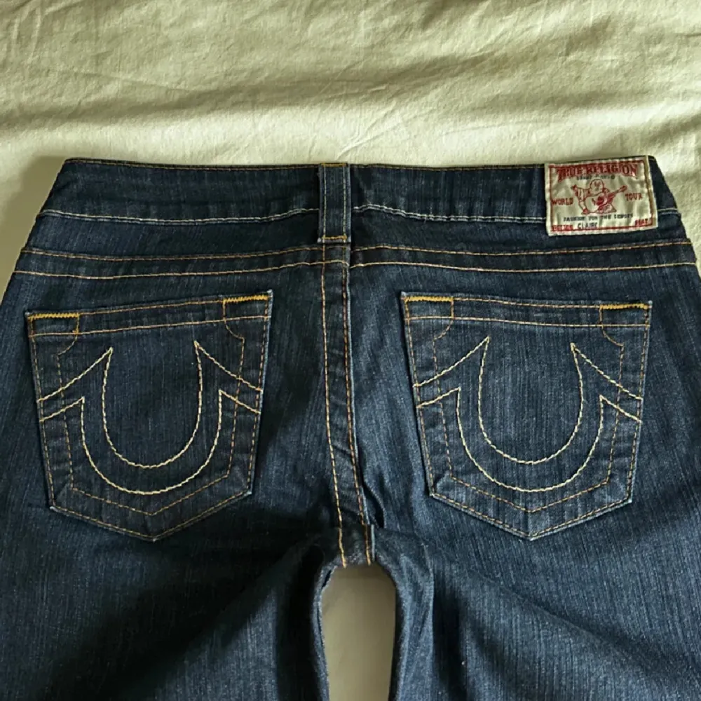 Lågmidjade bell bottom Trueys💞Midja 38 innerben 92, jag är 169 och de är för långa på mig där av säljer jag (inte mina bilder)💓Ny skick, inga tecken alls på användning (Vid fort köp sänkes till 900kr). Jeans & Byxor.