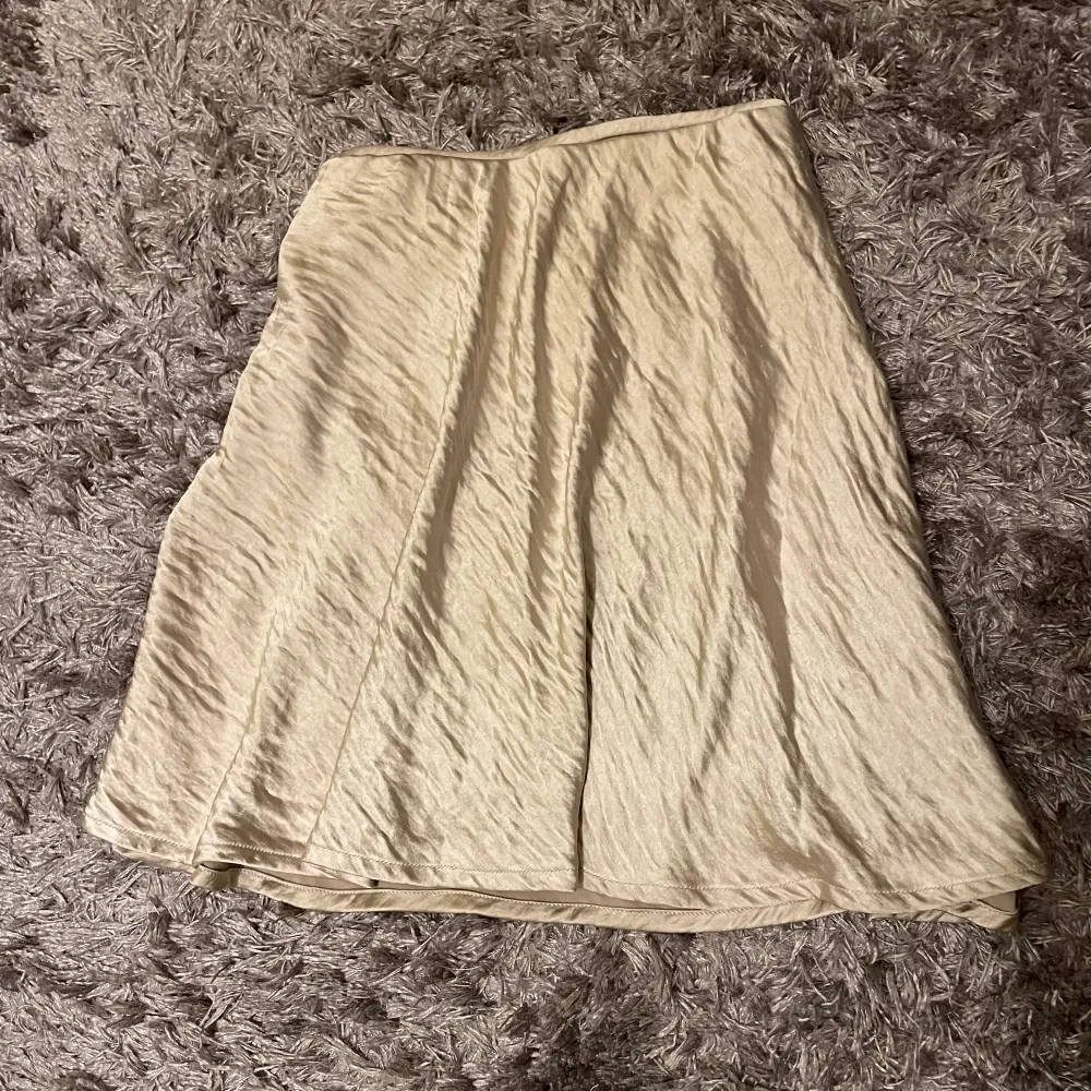 Superfin glansig kjol från Gina tricot✨ perfekt till sommaren. Aldrig använd. Normal i storleken. Säljer då den inte kommer till användning. Vid frågor är det bara att skriva privat😇 pris kan diskuteras.. Kjolar.
