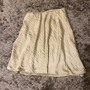 Superfin glansig kjol från Gina tricot✨ perfekt till sommaren. Aldrig använd. Normal i storleken. Säljer då den inte kommer till användning. Vid frågor är det bara att skriva privat😇 pris kan diskuteras.