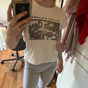 Gullig tröja - Säljer denna söta t-shirten som tyvärr inte kommer till användning längre🥰💕