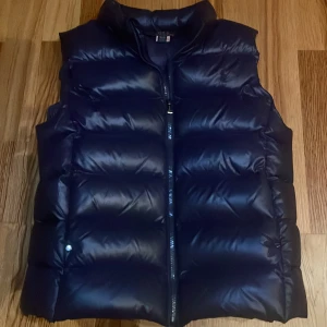 Ralph lauren väst - Denna Ralph lauren väst är i storlek 164 snygg väst köpte den för 2099kr skick-8/10 bra skick kan gå ner lite!👍 skickar iväg så fort som möjligt! Bara att den saknar en luva men det ser man inte att den är borta snyggare utan!🫡