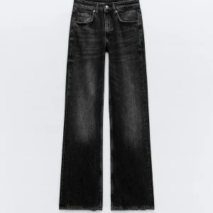 ZARA Mid-Rise Wide leg  - ALDRIG ANVÄNDA! (Prislappen är kvar) Otroligt populära Mid-Rise Wide leg full Length jeansen från Zara. (Bilderna är från zaras hemsida). Köpa för 400:- 