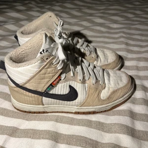 Dunks  - Köpta på Restock, har några defekter och därför är inte priset helt bestämt. Kartongen till skorna medföljer. Hör av er för fler frågor eller bilder.